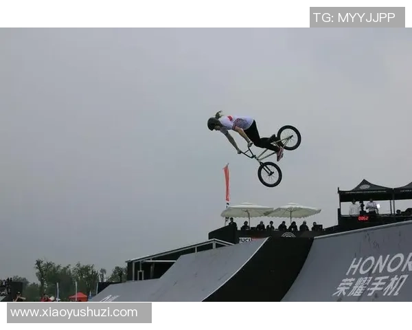 跳水运动的力量与美感在空中瞬间绽放展现人类极限与勇气的精彩瞬间